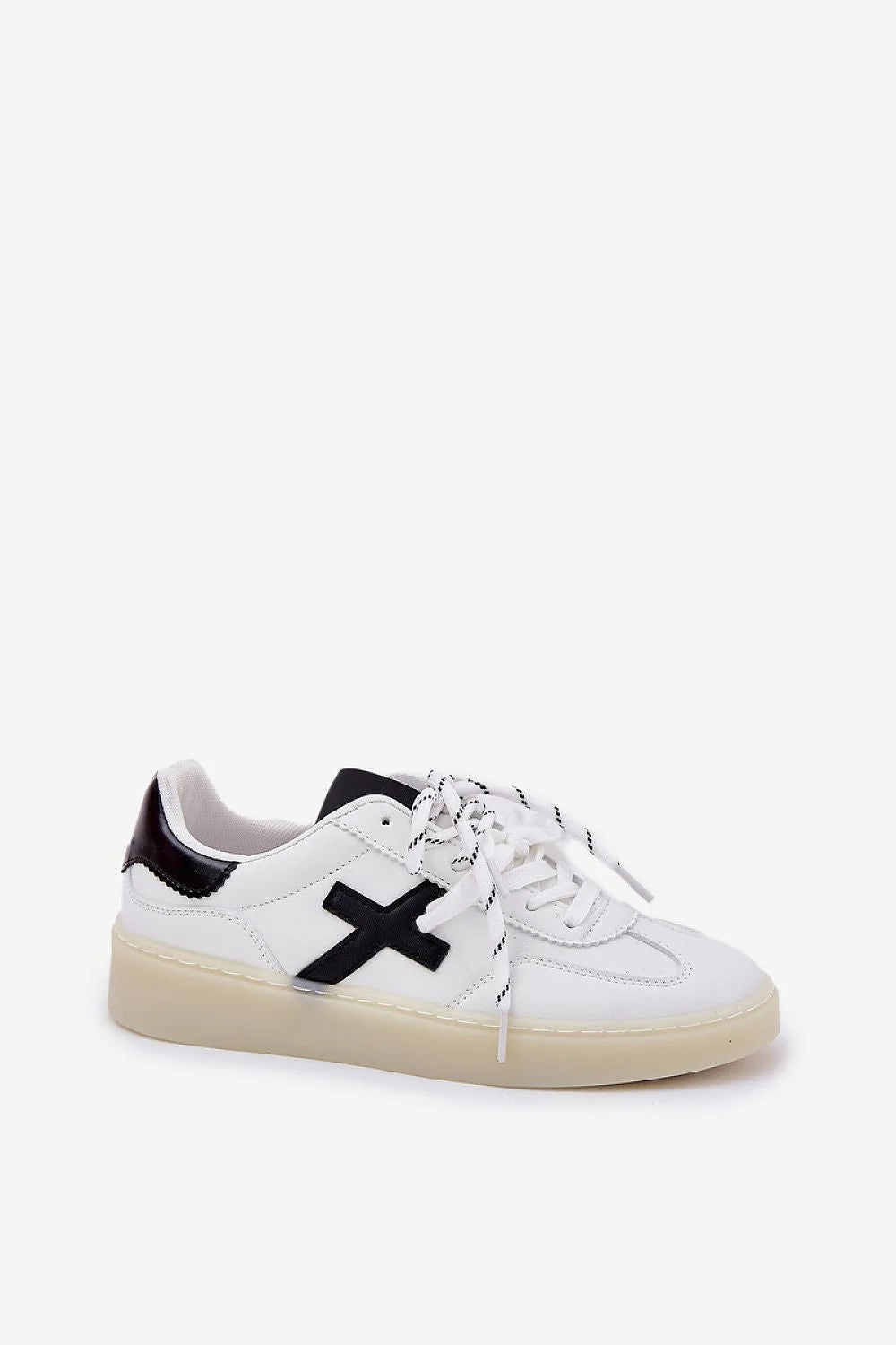 Chaussures de sport Step in style baskets modernes cuir écologique blanc noir accents graphiques femmes