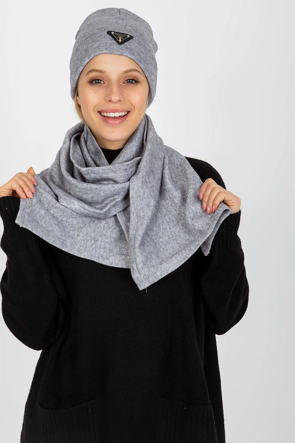 Ensemble d'hiver pour femme Lakerta, bonnet et écharpe en angora et spandex, style moderne et minimal, couleur grise unie, coupe ajustée et volumineuse