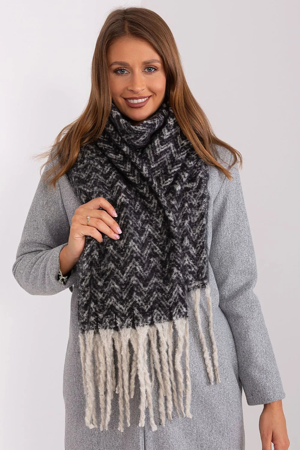 Écharpe pour femme en laine mélange motif chevrons gris foncé et noir franges crème longueur généreuse accessoire mode automne hiver