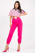 Pantalon femme haute taille tissu élastique poches latérales obliques elasthanne polyester.crop top rayures horizontales imprimé texte noir.escarpins fuchsia assortis