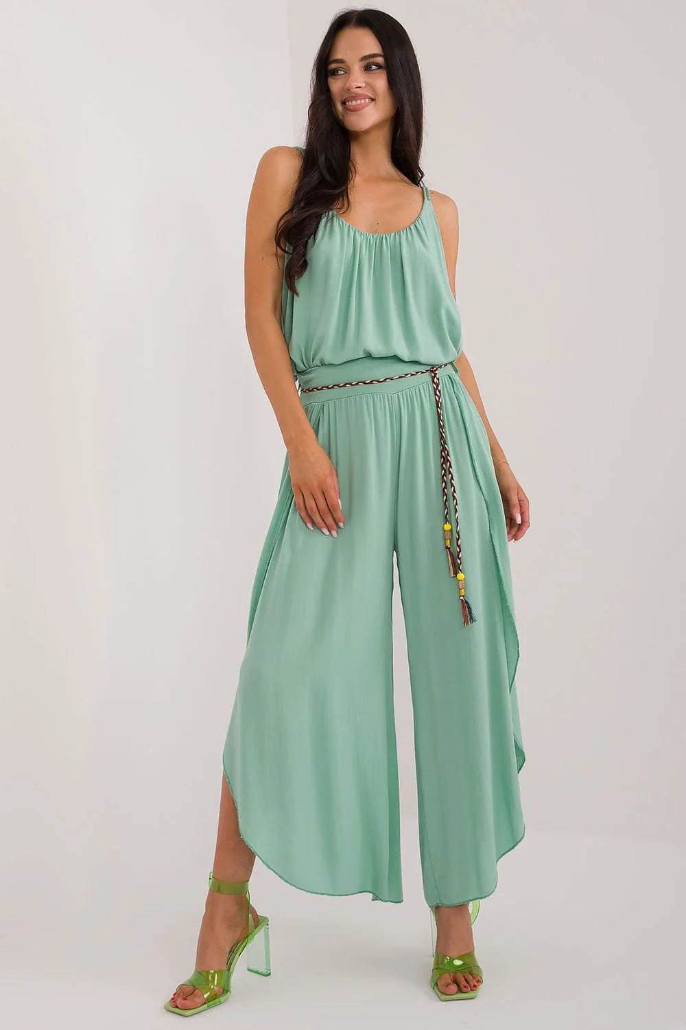Combinaison femme estivale style fluide pantalon ample couleur vert menthe tissu mousseline haut à bretelles fines taille haute ceinture tressée perles colorées