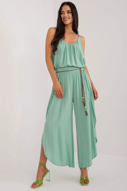 Combinaison femme estivale style fluide pantalon ample couleur vert menthe tissu mousseline haut à bretelles fines taille haute ceinture tressée perles colorées