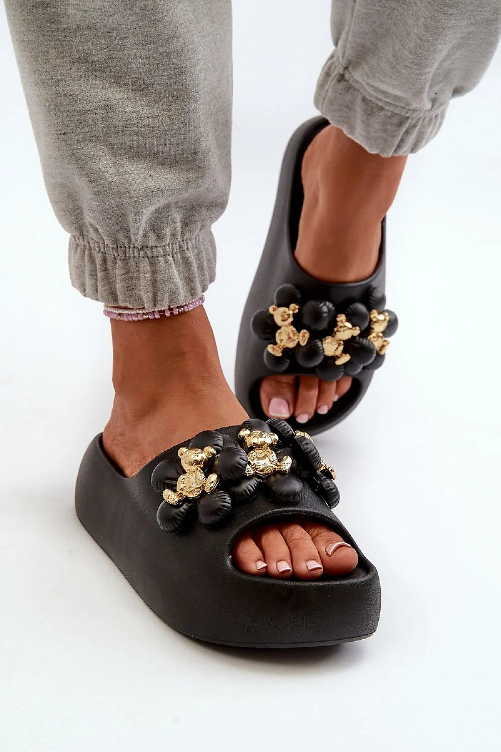 Sandales femmes modernes audacieuses noires ornementées perles dorées noires semelle compensée 5.5 cm confort été