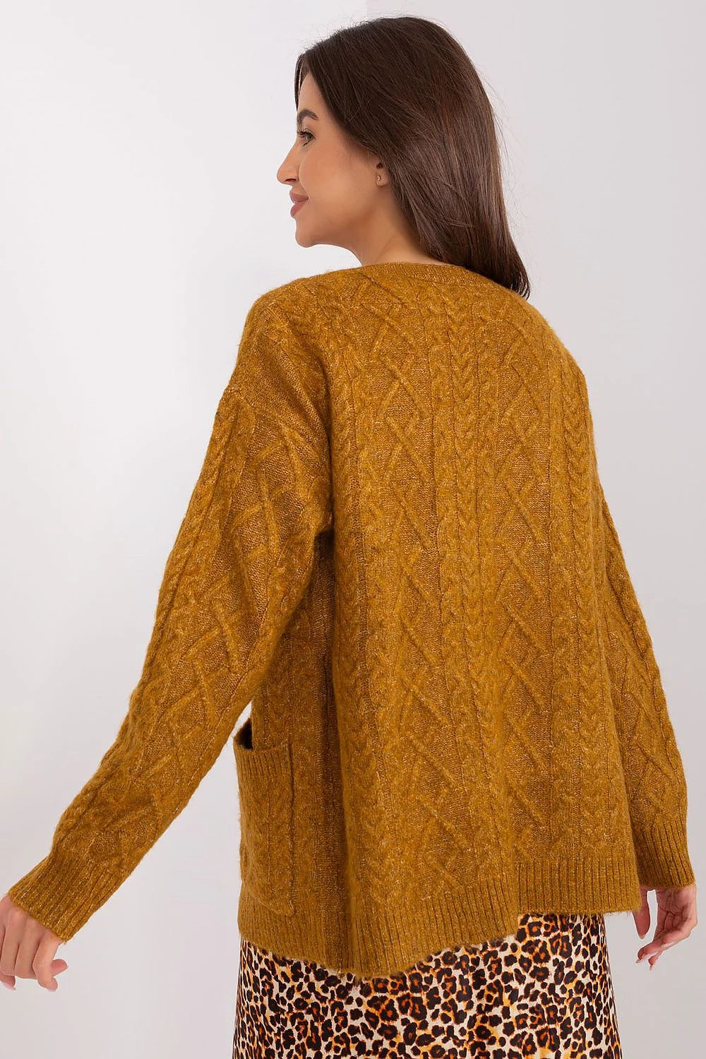 Cardigan pour femme en maille épaisse motif torsades tricotées couleur moutarde manches longues boutons en bois poches plaquées coupe ample automne hiver