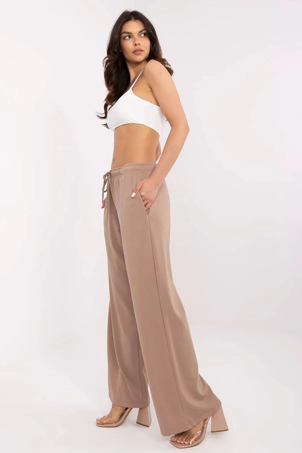 Outfit deux pièces femme haut crop top blanc pantalon large beige taupe matériau confortable style moderne décontracté