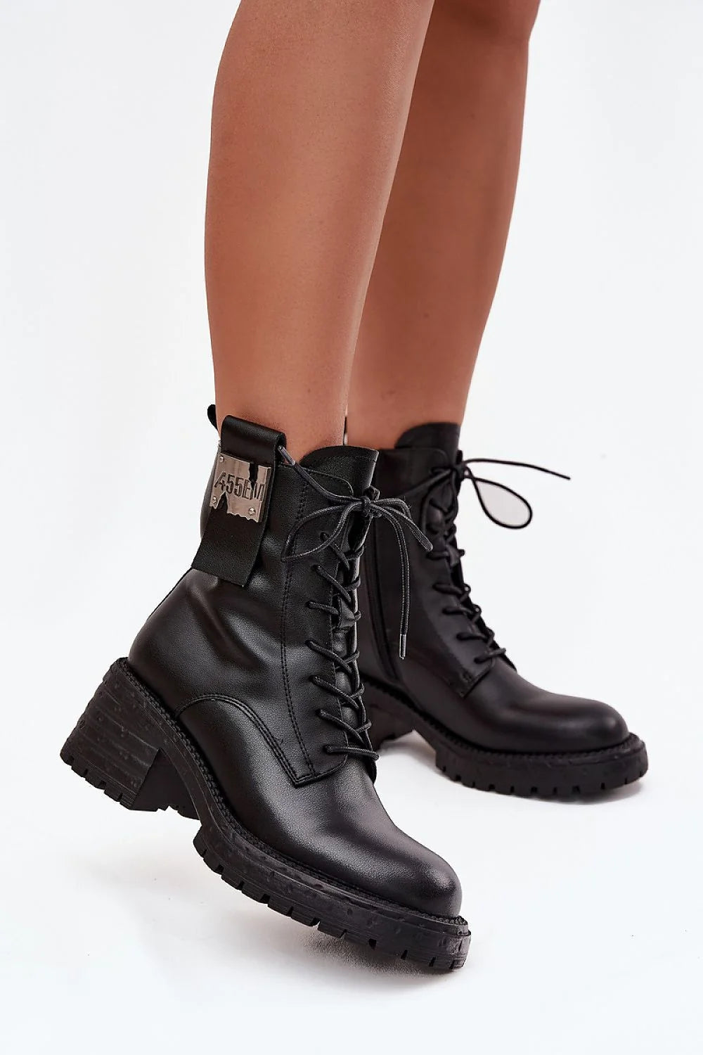 bottines cuir naturel noir cheville lacets fermeture éclair talon bloc semelle plateforme crantée œillets renforcés plaque métallique doublure légère confortable