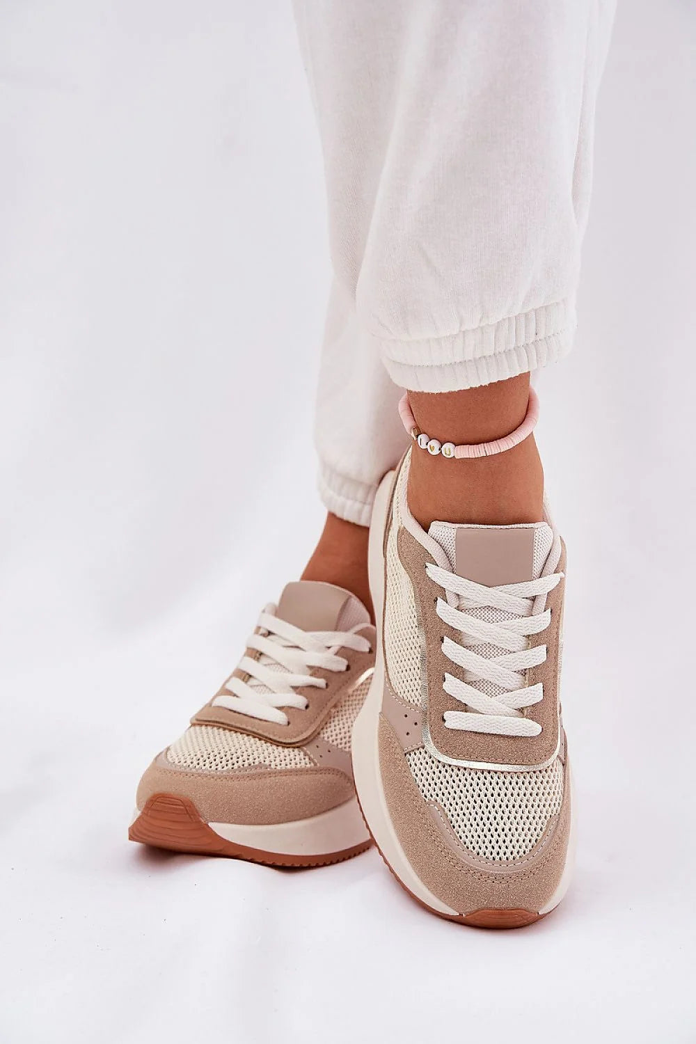 Chaussures de sport modernes pour femmes en mesh et daim synthétique, style casual, semelle épaisse, comfort, respirabilité, look élégant, idéal quotidien