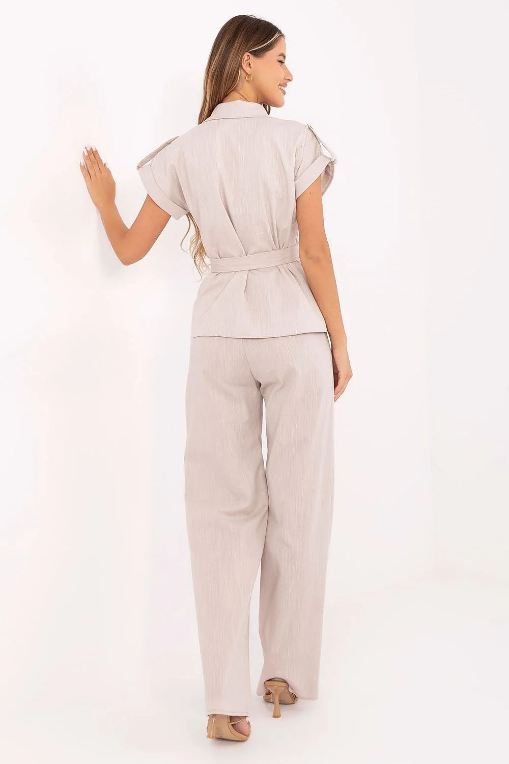 Ensemble Lakerta chemisier pantalon femme style élégant coupe ample ceinture tissu lin viscose beige occasion bureau jour