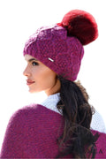 Bonnet femme élégant en laine mérinos couleur framboise pompon naturel design contemporain bord côtelé doublure polaire froid hiver