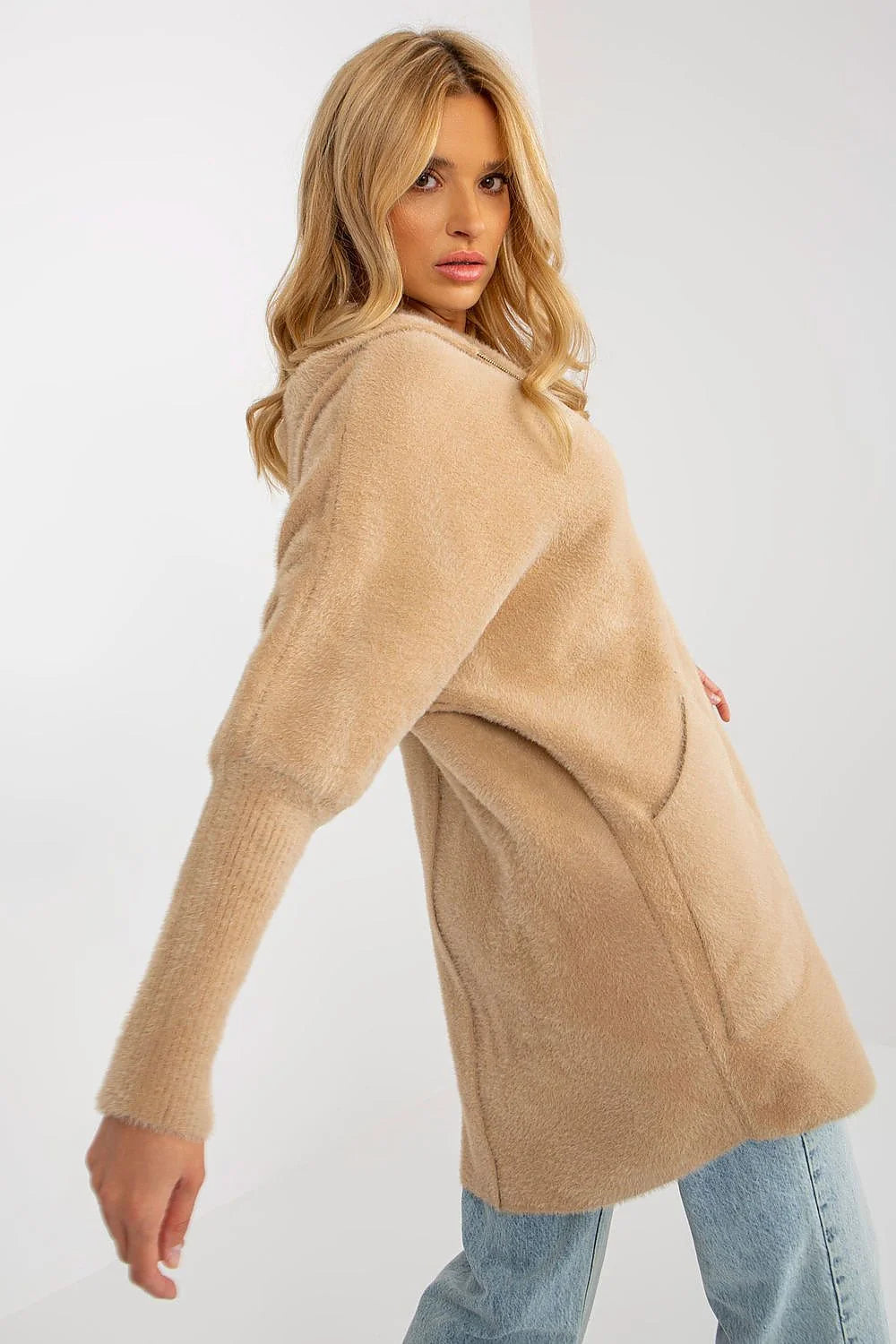 Manteau pour femme en peluche douillet chic couleur noire coupe longue manches longues capuche poches latérales zippé élégant