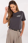T-shirt et pantalon pour femme en coton gris foncé et beige clair, style décontracté et moderne, impression 'WINE & CHEESE', coupe classique et ample
