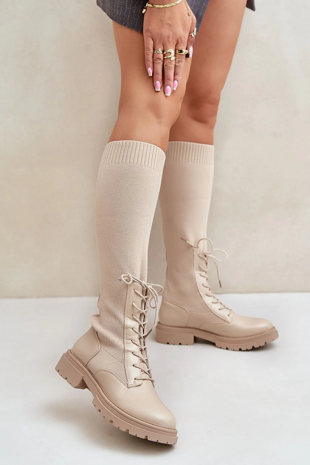 Bottes cuissardes femme similicuir beige moderne élégantes avec lacets revers côtelé semelle épaisse
