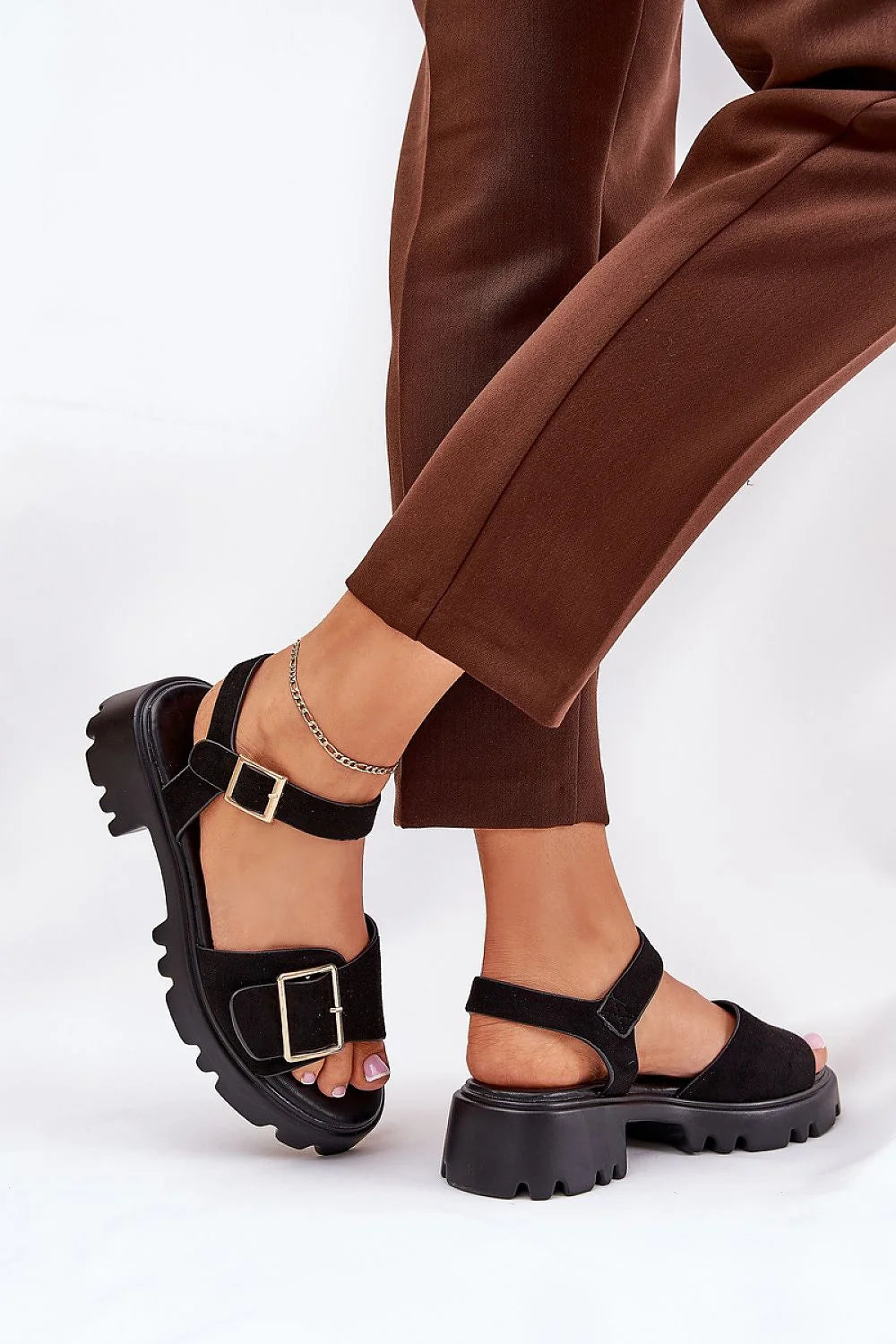 Sandales pour femmes moderne audacieux daim noir plateforme ajustables boucle dorée casual-chic confort écolabellisé