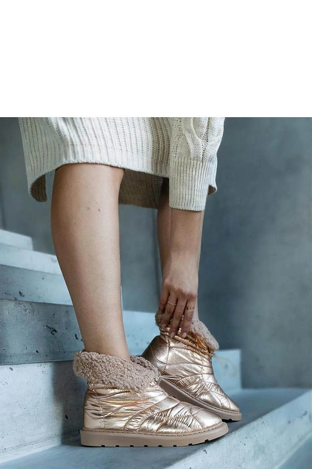 Bottes de neige pour femmes style moderne doublure fourrure synthétique détails dorés hiver confort protection cheville