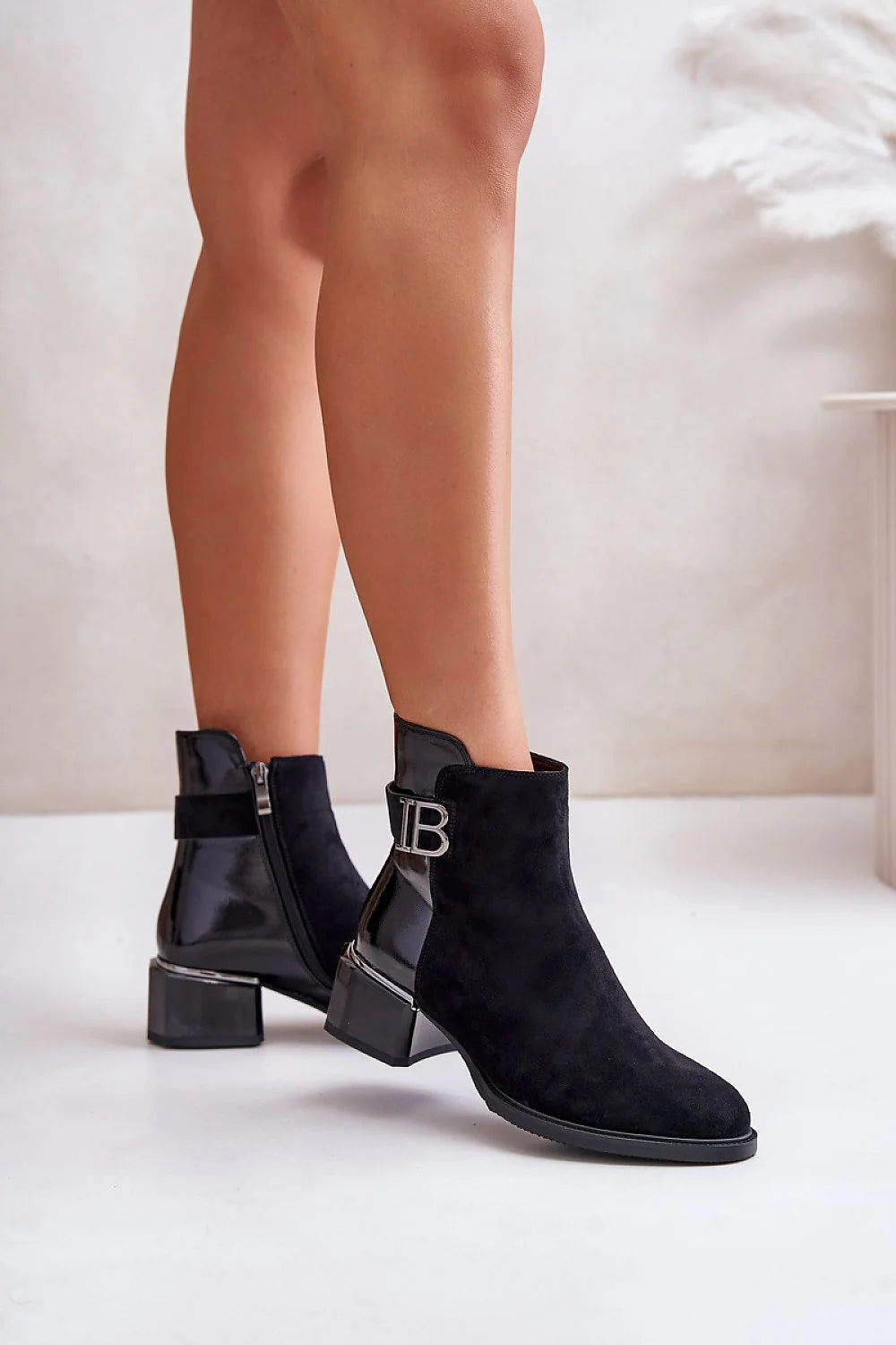 Bottines élégantes à talon carré en suédine noire pour femmes, style moderne, coupe ajustée, idéales pour l'automne et l'hiver