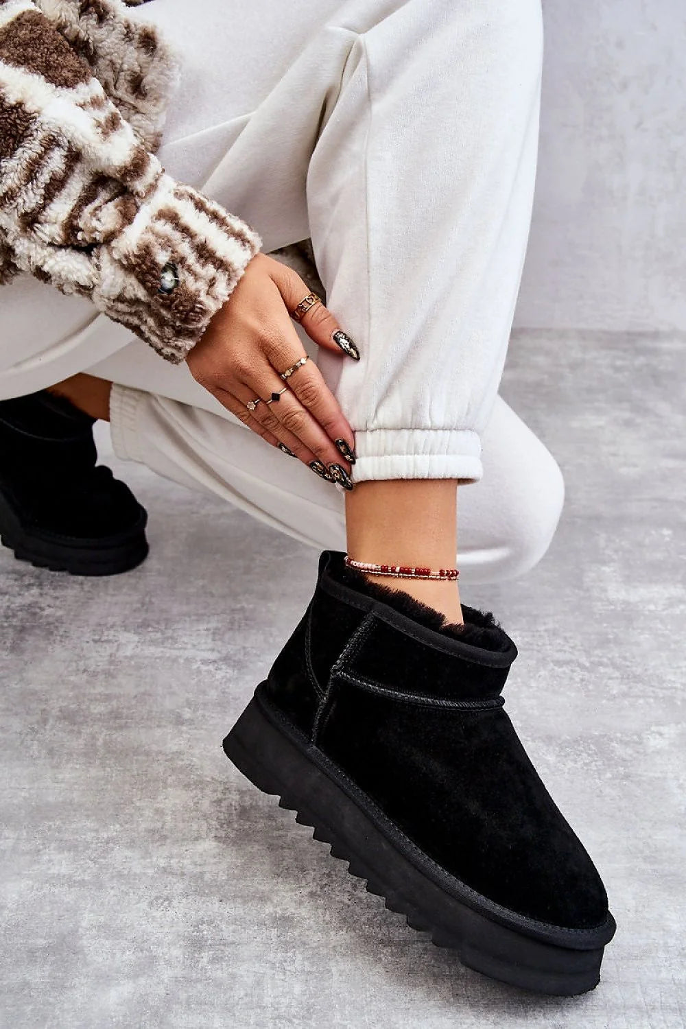 bottes neige femmes suédine doublée fourrure synthétique chaude confortable plateforme épaisse crantée antidérapante mihaute minimaliste noire élégante casual slipon arrondie