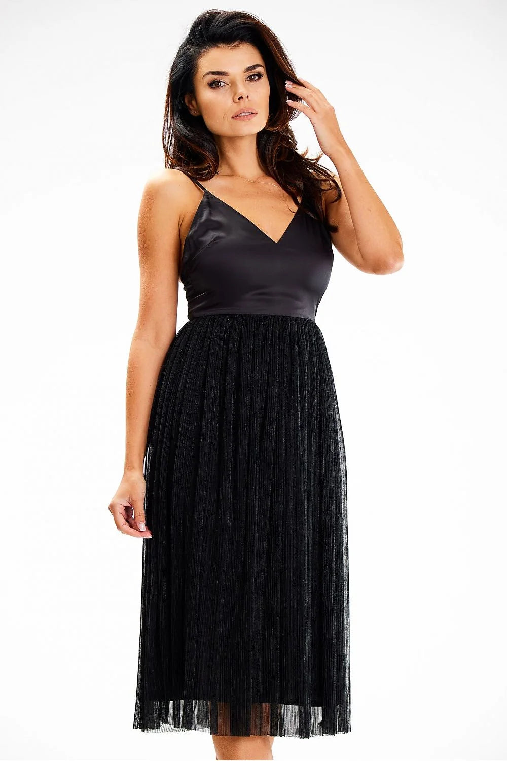 Robe de soirée élégante en satin noir avec jupe plissée et bretelles fines pour femmes