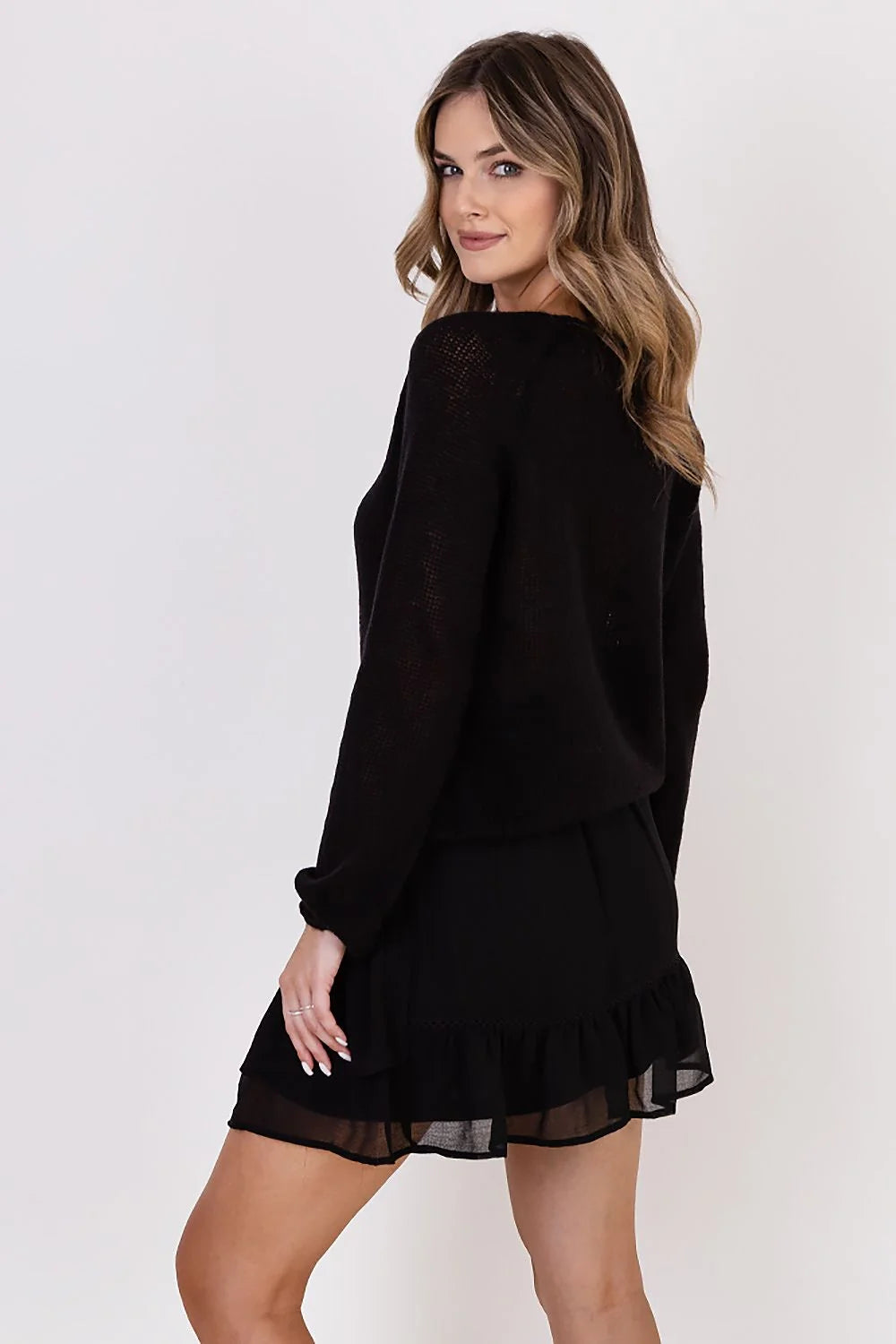 ensemble noir femme haut tricot léger manches longues col rond jupe courte volants chiffon doublure coupe droite cintrée minimaliste chic