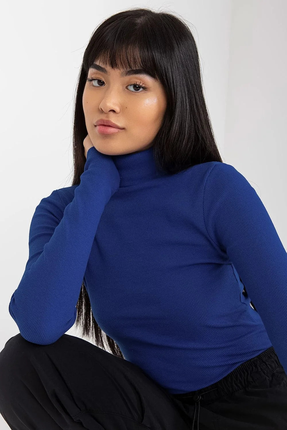 Haut à col roulé élégant pour femme en maille fine, couleur rouge audacieuse, coupe ajustée, manches longues, fabrication de qualité, idéal pour tenues sophistiquées