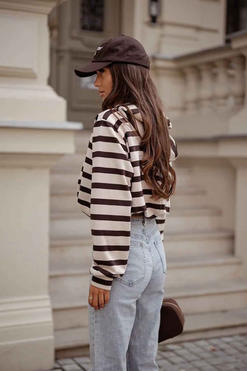 sweatshirt ERITH femme oversize marinière larges rayures écru marron foncé maille molletonnée coton mélangé manches longues capuche discrète