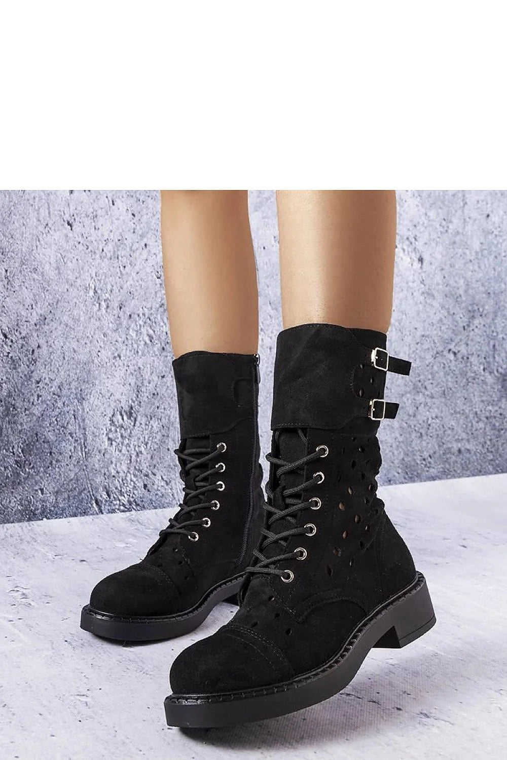 Bottes militaires chic pour femmes en cuir suédé noires avec système de laçage et finitions métalliques