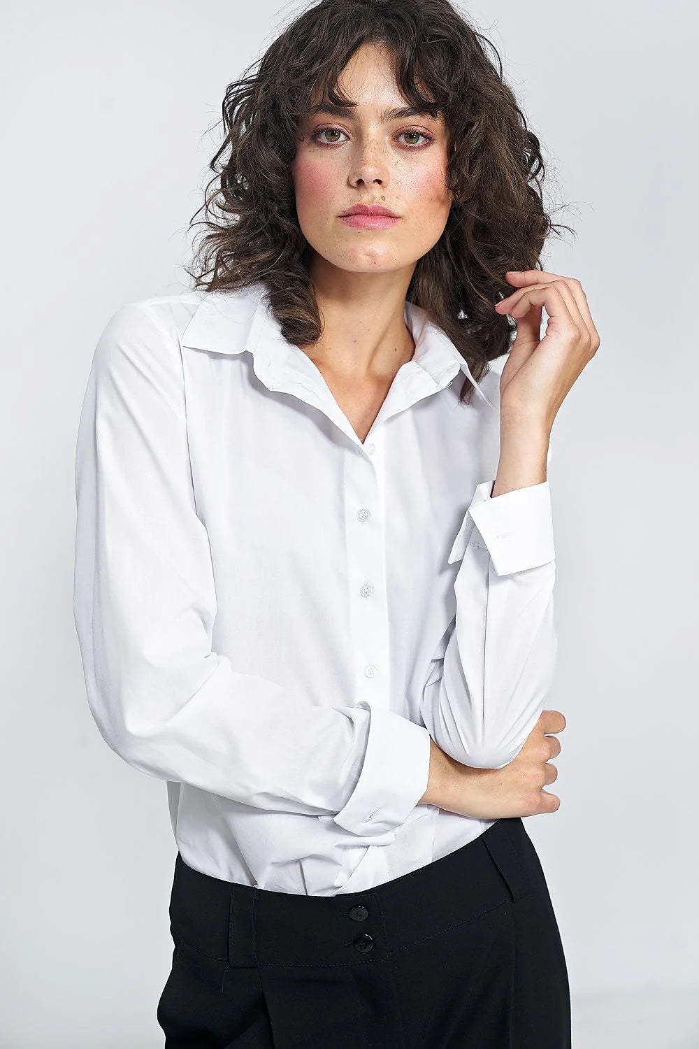Chemise blanche femme manches longues col boutonné coupe ajustée coton polyester occasion professionnelle élégance
