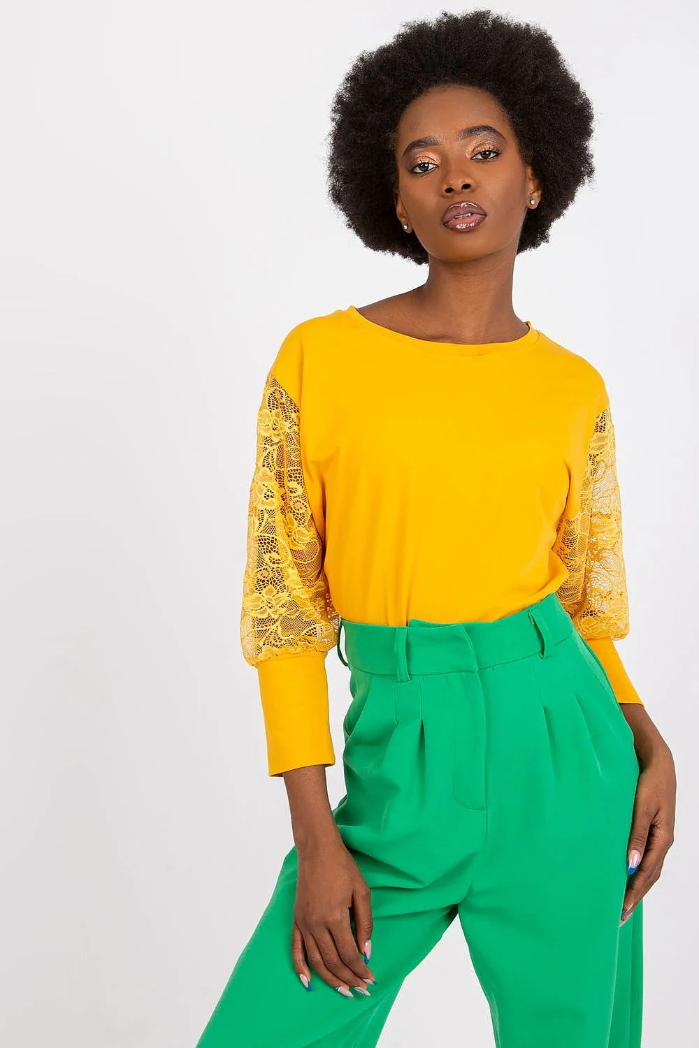 Chemisier Rue Paris haut en dentelle manches longues couleur jaune éclatant pantalon vert vif taille haute plis coupe large femme