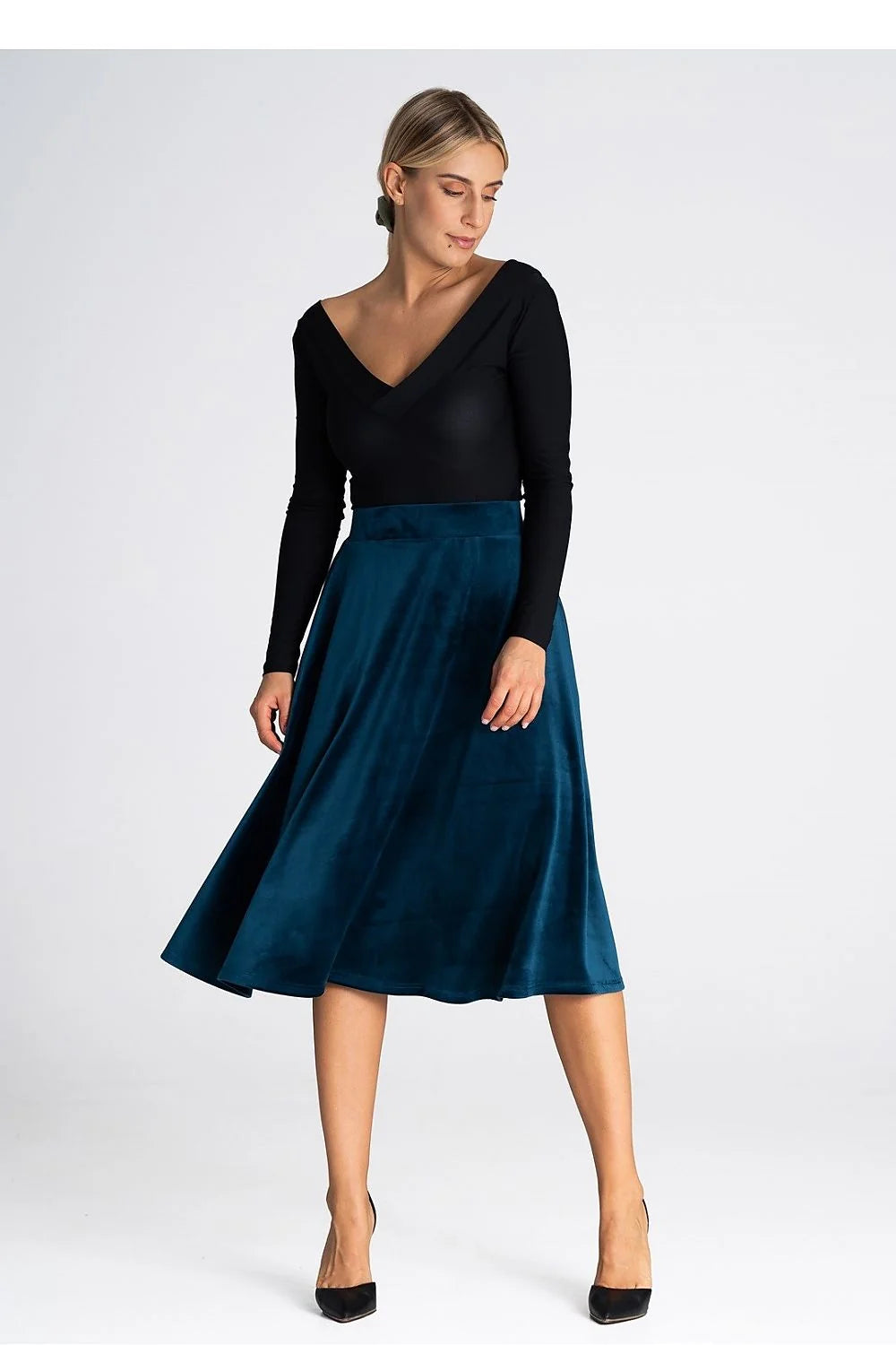 Jupe midi élégante en tissu velours bleu canard avec haut manches longues col V croisé noir ensemble mode féminin