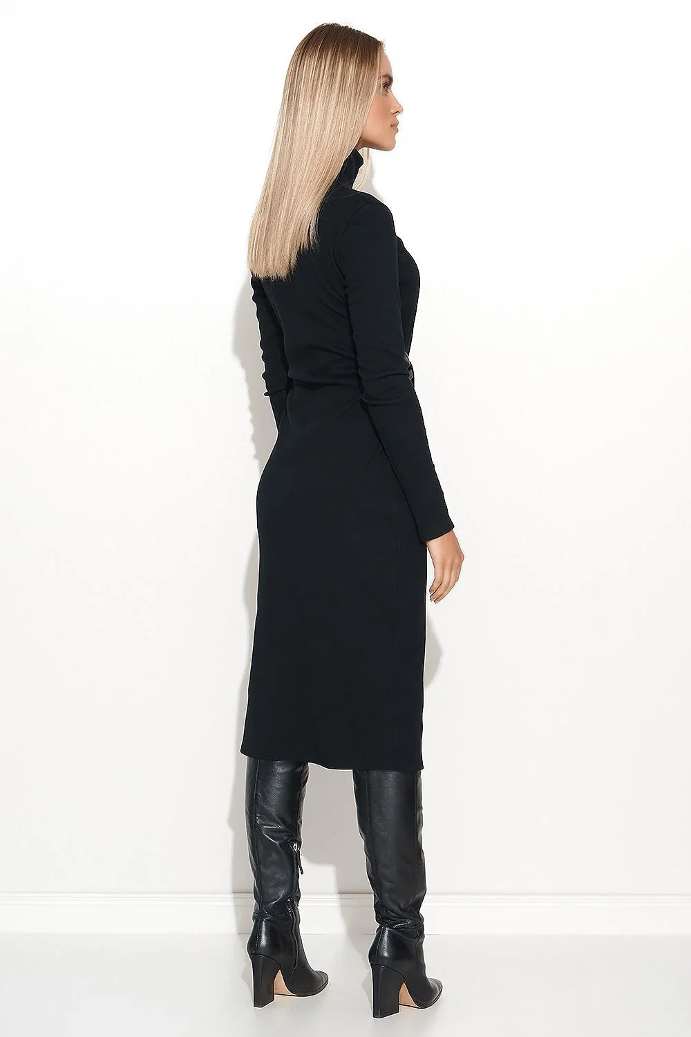 Robe en maille côtelée noire élégante avec ceinture similicuir chic pour femme moderne stylée