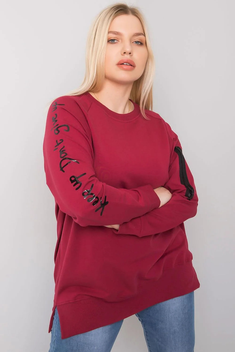 Sweatshirt ample en coton bordeaux décontracté streetwear avec poche zippée et inscription originale femme