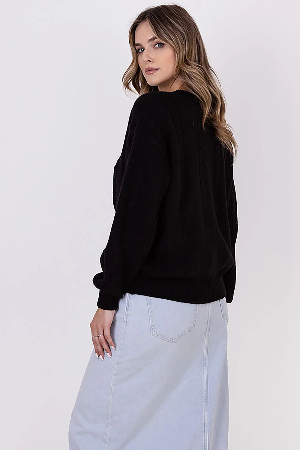Pull et jupe femme mode classique texture torsadée couleur noir et bleu longueur totale coupe ample fente frontale