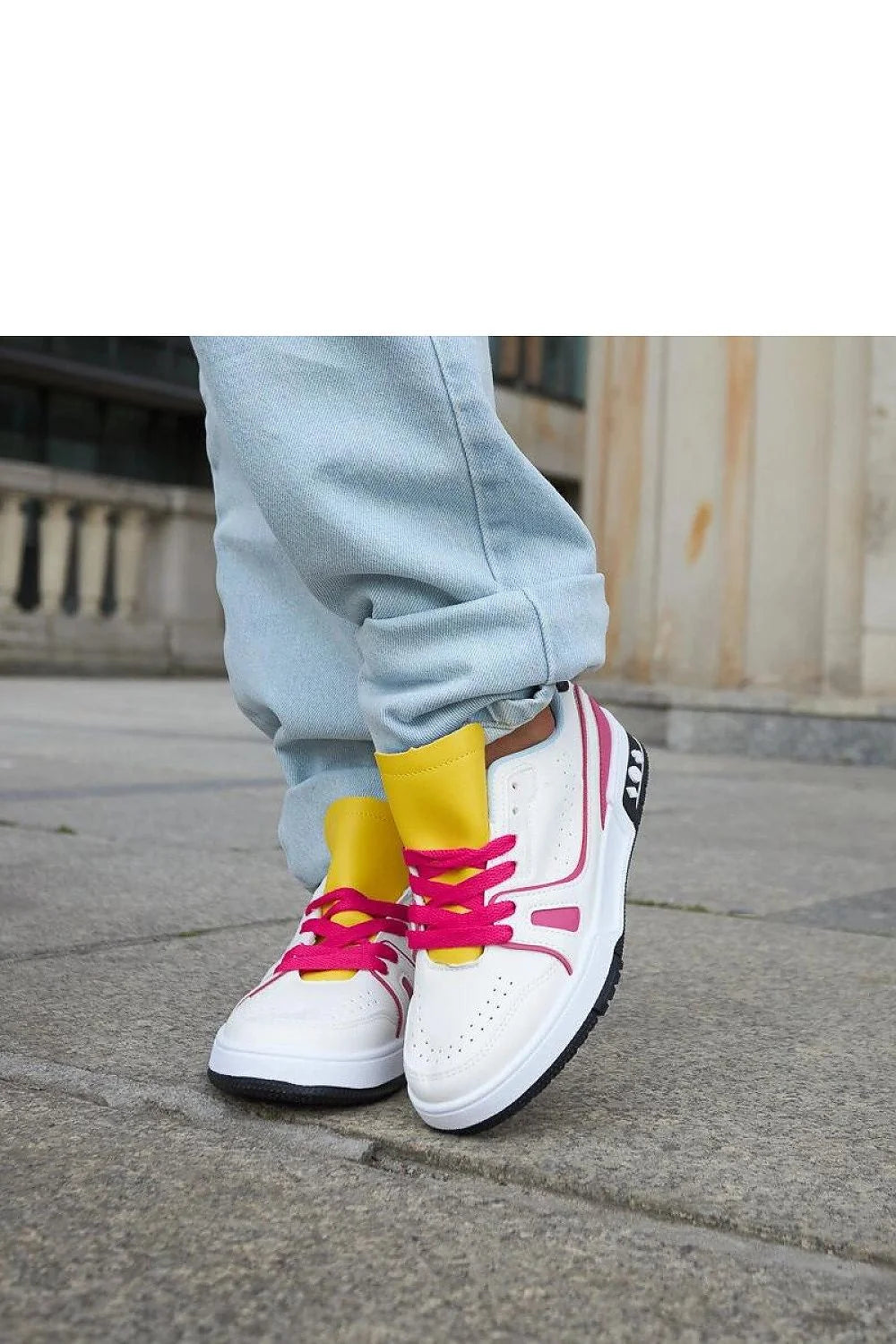 baskets femmes solea blanches accents fuchsia lacets rose vif languette jaune semelle épaisse noire cuir synthétique
