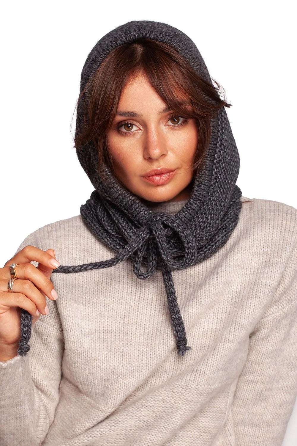 cagoule capuche snood tricoté épais maille moelleuse anthracite enveloppante couvrant tête cou chaude protectrice cosy hiver ajustable cordons tressés laine