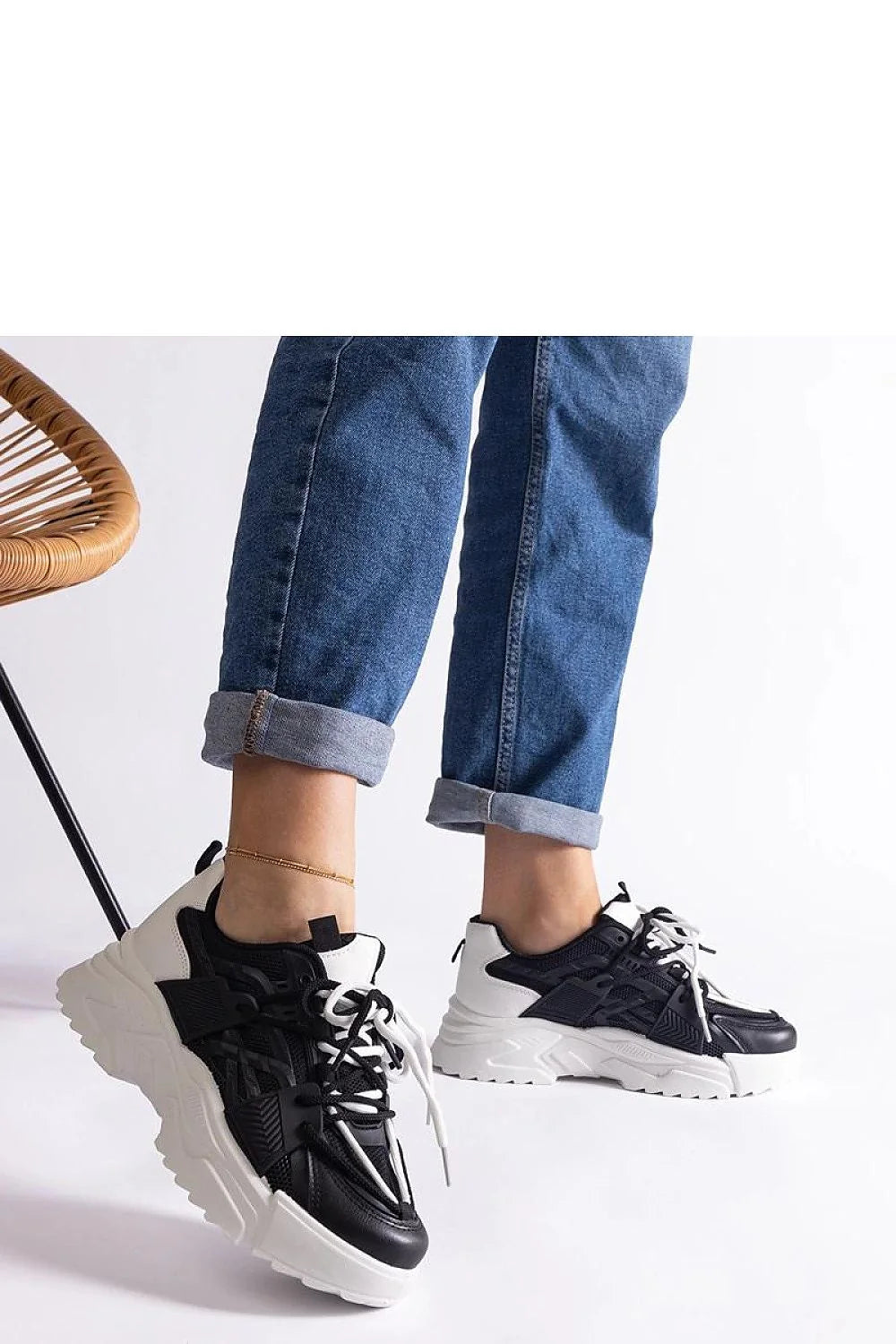 Baskets femmes design moderne urbain style casual noir blanc cuir synthétique mesh semelle épaisse lacets blancs confort durabilité