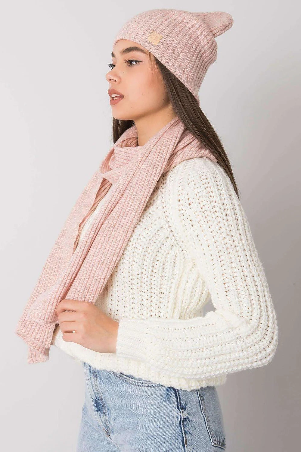 Ensemble hivernal chic femme Rue Paris bonnet écharpe pull tricot acrylique rose pâle blanc cassé mode automne hiver