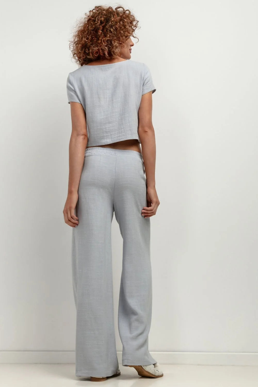 Chemisier en lin et viscose courte manches courtes style minimaliste gris clair femme été 2023