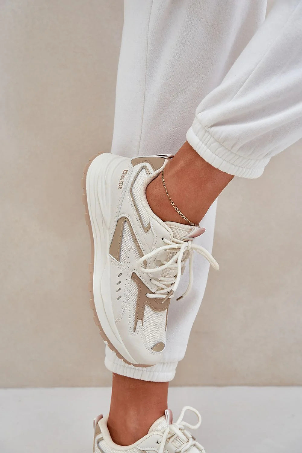 Chaussures de sport pour femmes design moderne athlétique confortable matériaux durables couleurs neutres coupe basse lacets ajustables style décontracté sportif quotidien activités légères