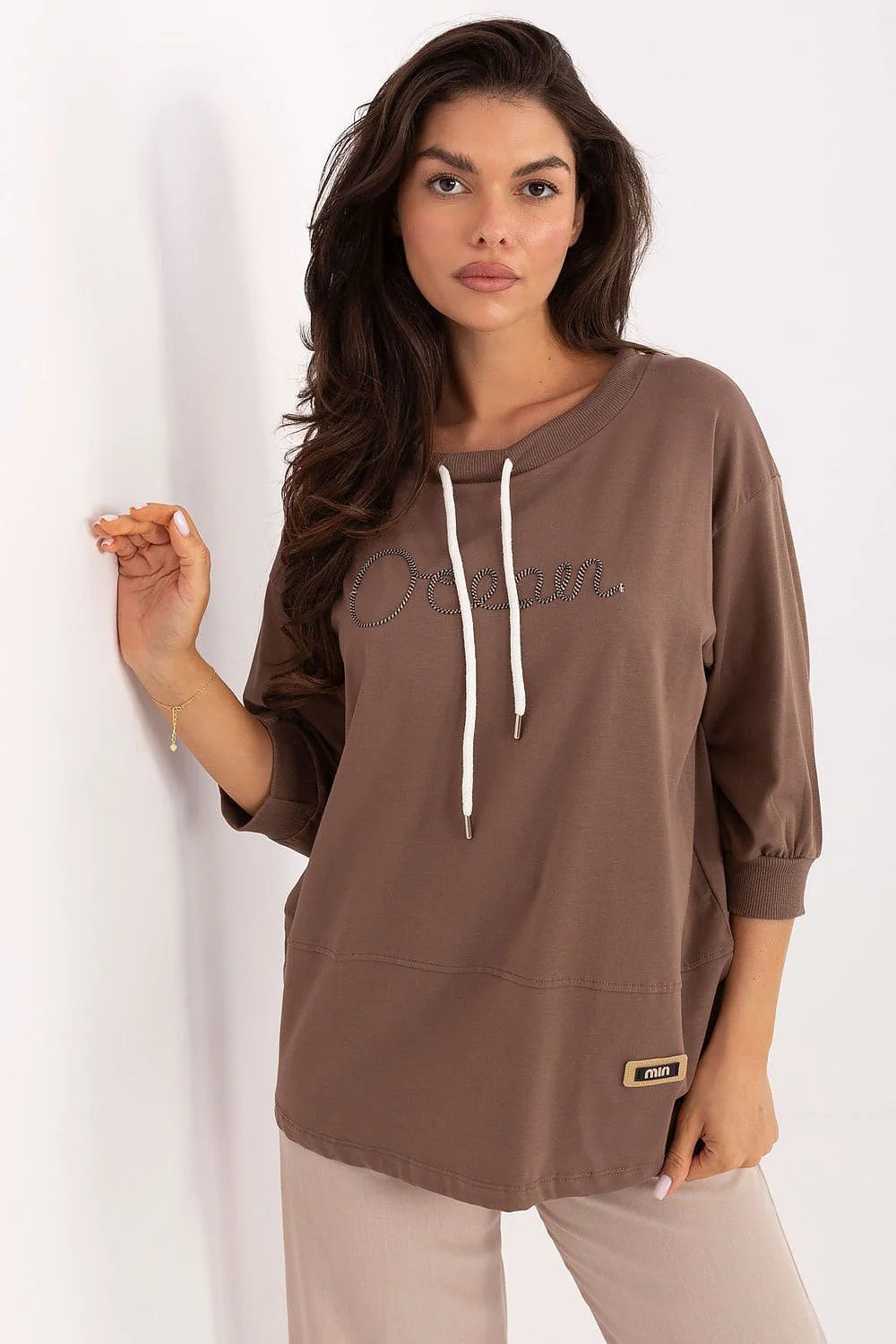 chemisier oversize tunique casual coton doux stretch élasthanne marron moka manches troisquarts col rond côtelé cordons blancs embouts métalliques broderie