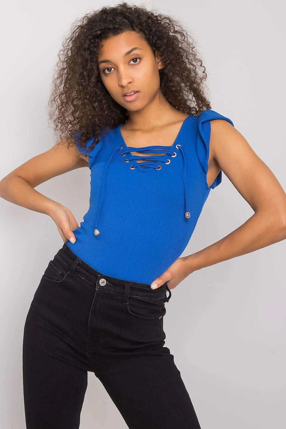 Chemisier Italie Moda en maille côtelée, col V lacé doré, manches courtes volantées, couleur rose poudré, coupe ajustée, féminin élégant, versatile femme
