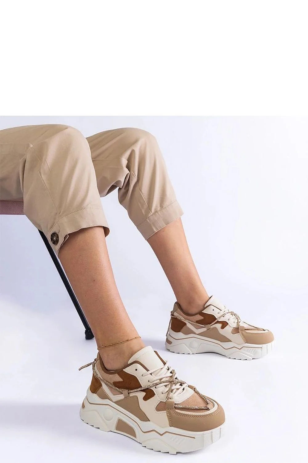 Baskets pour femme style moderne couleur beige marron crème cuir synthétique semelle épaisse tendance 2023