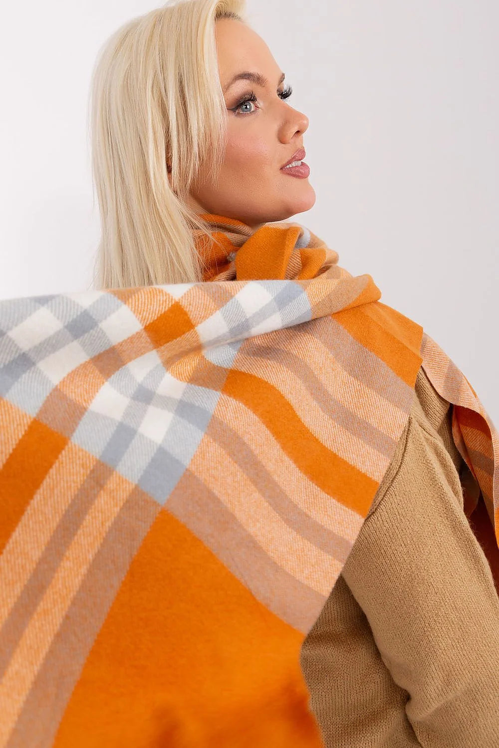 Écharpe à carreaux colorés longue automne/hiver, style casual chic, matériau doux, finitions frangées, coordonnée pull-over marron clair