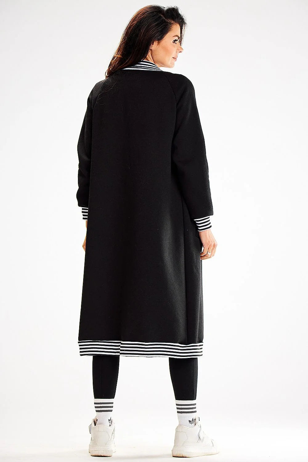 Manteau long pour femme style universitaire rayures blanches et noires coton élasthanne poches latérales boutons pression versatile décontracté moderne hiver urbain