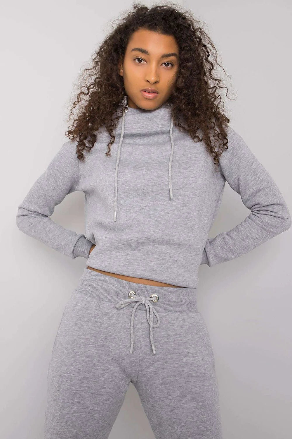 Ensemble de survêtement pour femmes sweat à capuche pantalon coordonné couleur noire matière coton élasthanne taille ajustée sportswear décontracté