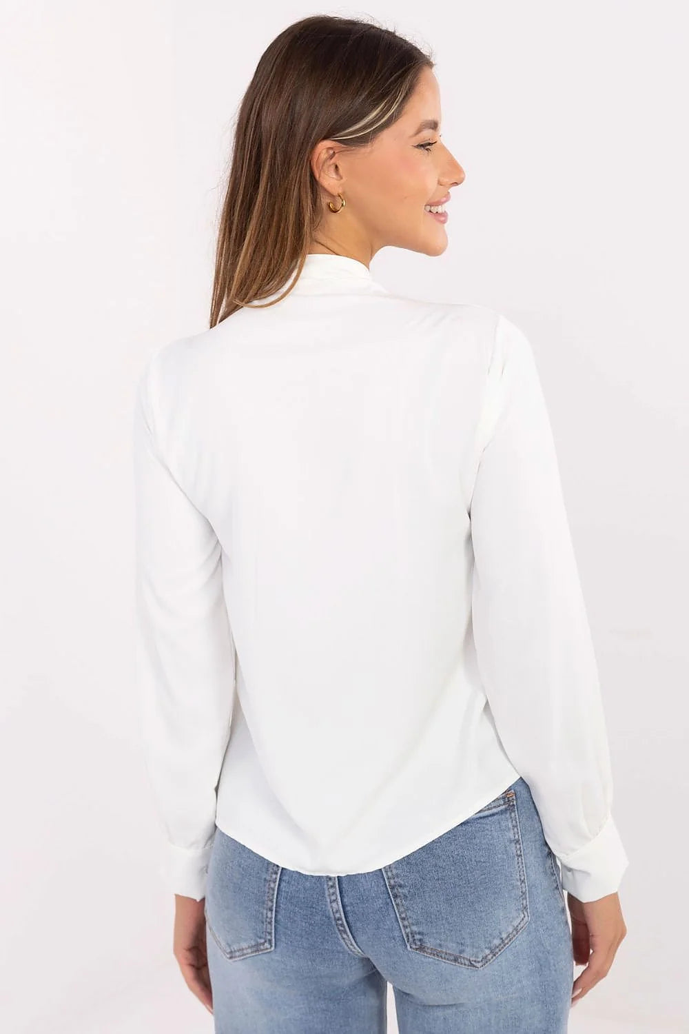 chemise femme blanche manches longues col mao plastron volanté jabot fluide légère poignets boutonnés coupe semiajustée hanche polyester élasthanne
