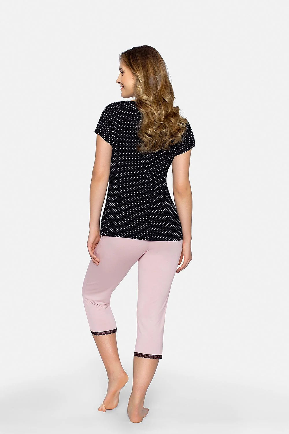 pyjama Babella femme confortable élégante pastel beige pois noirs viscose élasthanne chemisier col V manches courtes capri noir ajusté dentelle