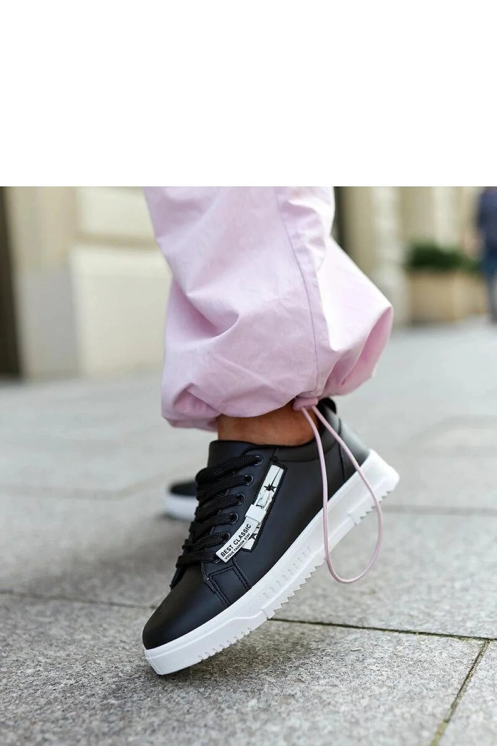 Baskets modernes pour femmes en cuir écologique noir style urbain élégance sobriété coupe basse confort maximal sneakers mode