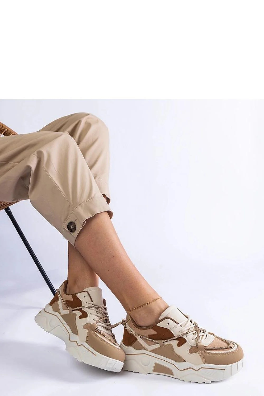 Baskets pour femme style moderne couleur beige marron crème cuir synthétique semelle épaisse tendance 2023