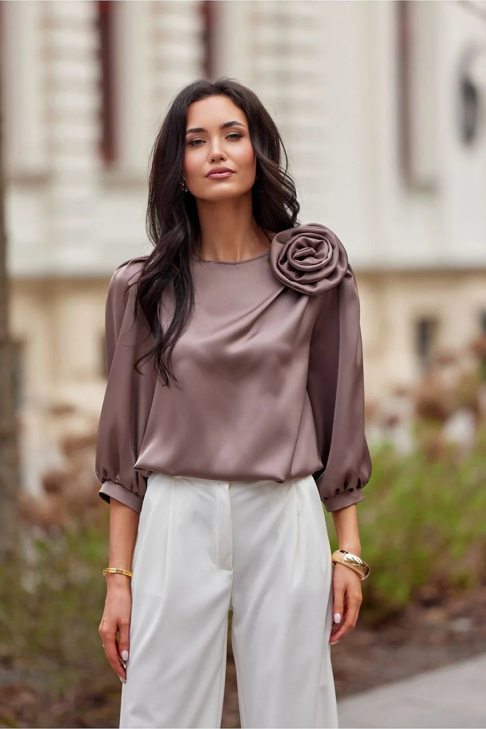 Chemisier élégant en satin rose sur épaule manches bouffantes coupe ample occasion festive femme