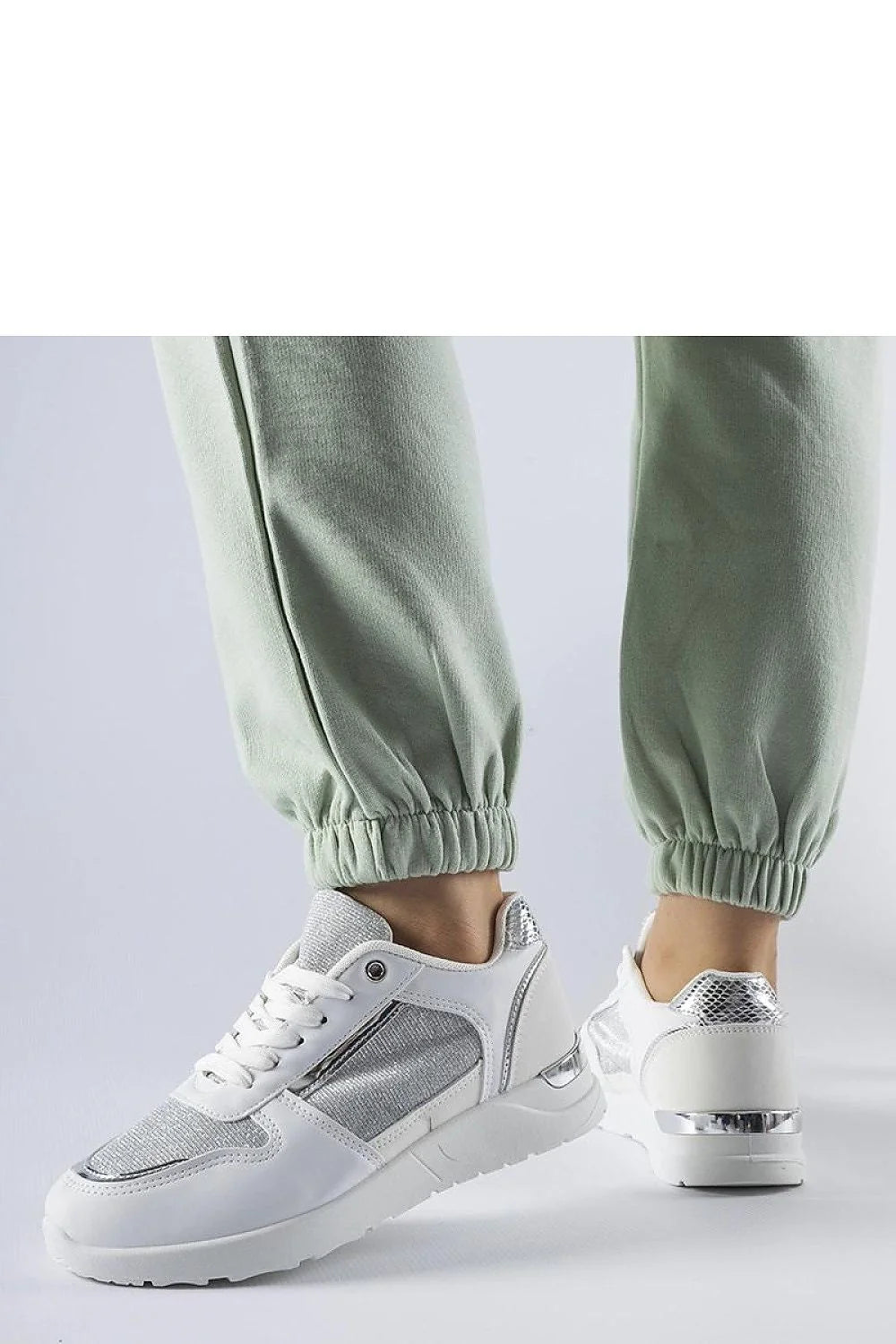 Baskets pour femmes design moderne élégant couleurs blanches et argentées matériau synthétique(details pailletés) lacets blancs confort quotidien coupe classique détails soignés style polyvalent usage décontracté habillé