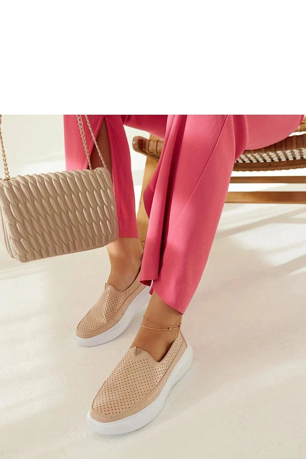 chaussures basses femme beige dorées perforées slipon cuir suédé respirantes semelle plateforme blanche épaisse confortables durables élégantes polyvalentes